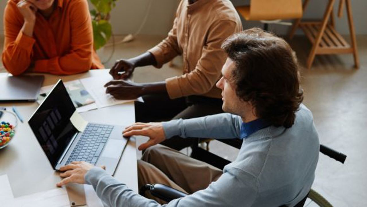 Image Of People Smiling And Talking In Office (5)